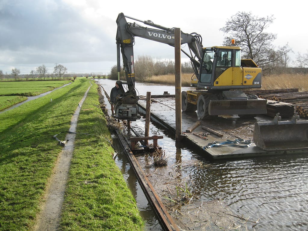 van Hees aannemer waterbouw: beschoeiing project