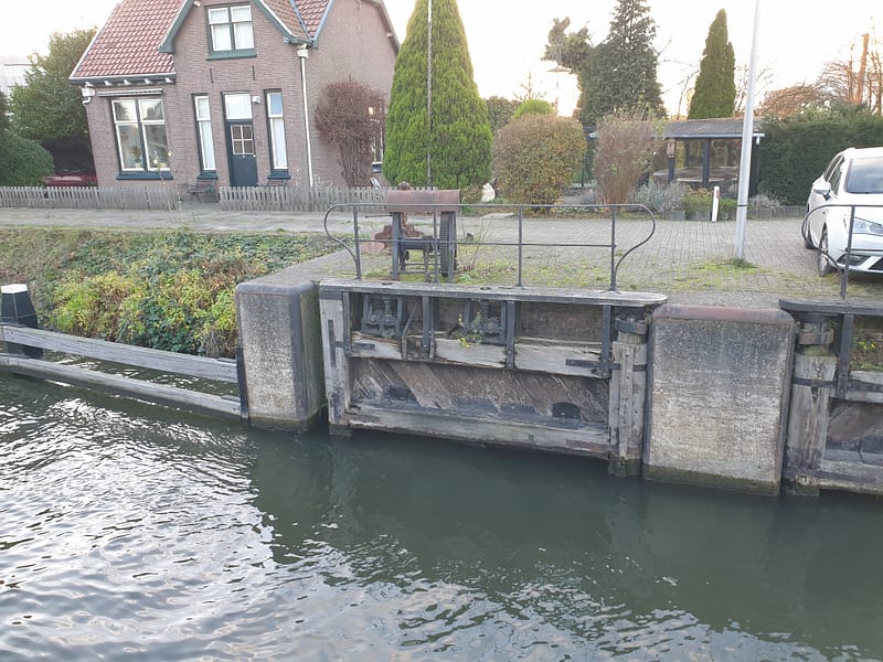 van Hees aannemer waterbouw: circulair hout sluisdeuren